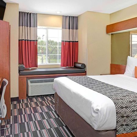 Microtel Inn & Suites By Wyndham Bushnell Exterior photo