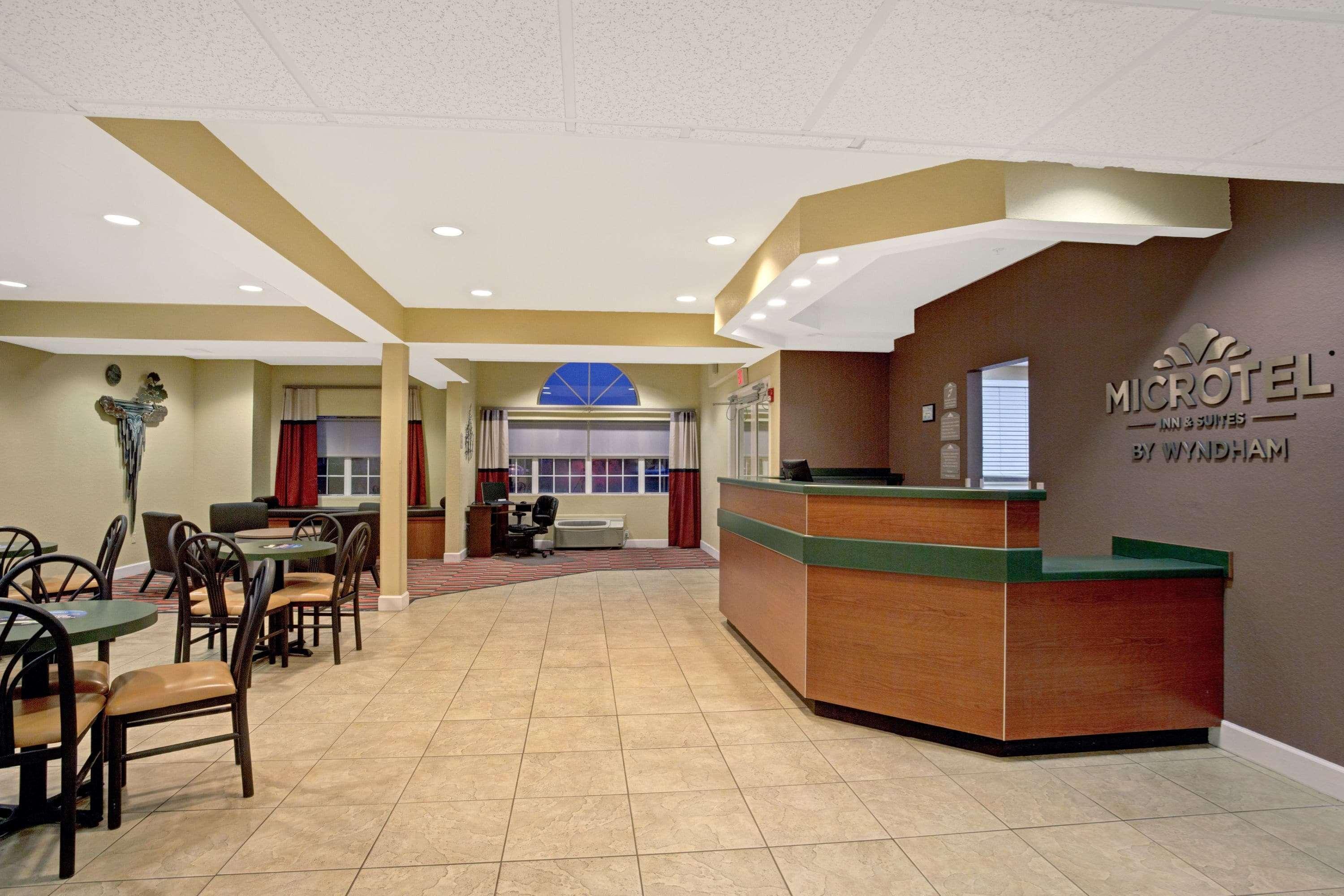 Microtel Inn & Suites By Wyndham Bushnell Exterior photo