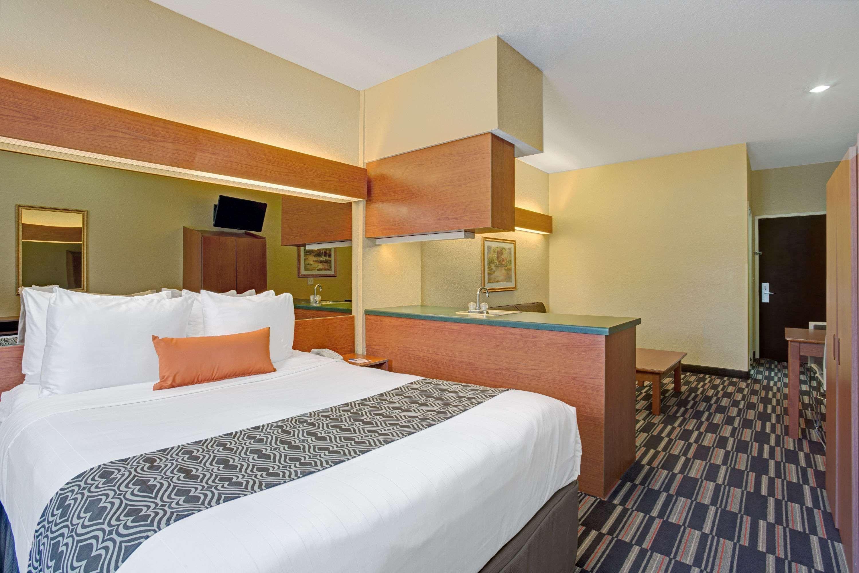 Microtel Inn & Suites By Wyndham Bushnell Exterior photo