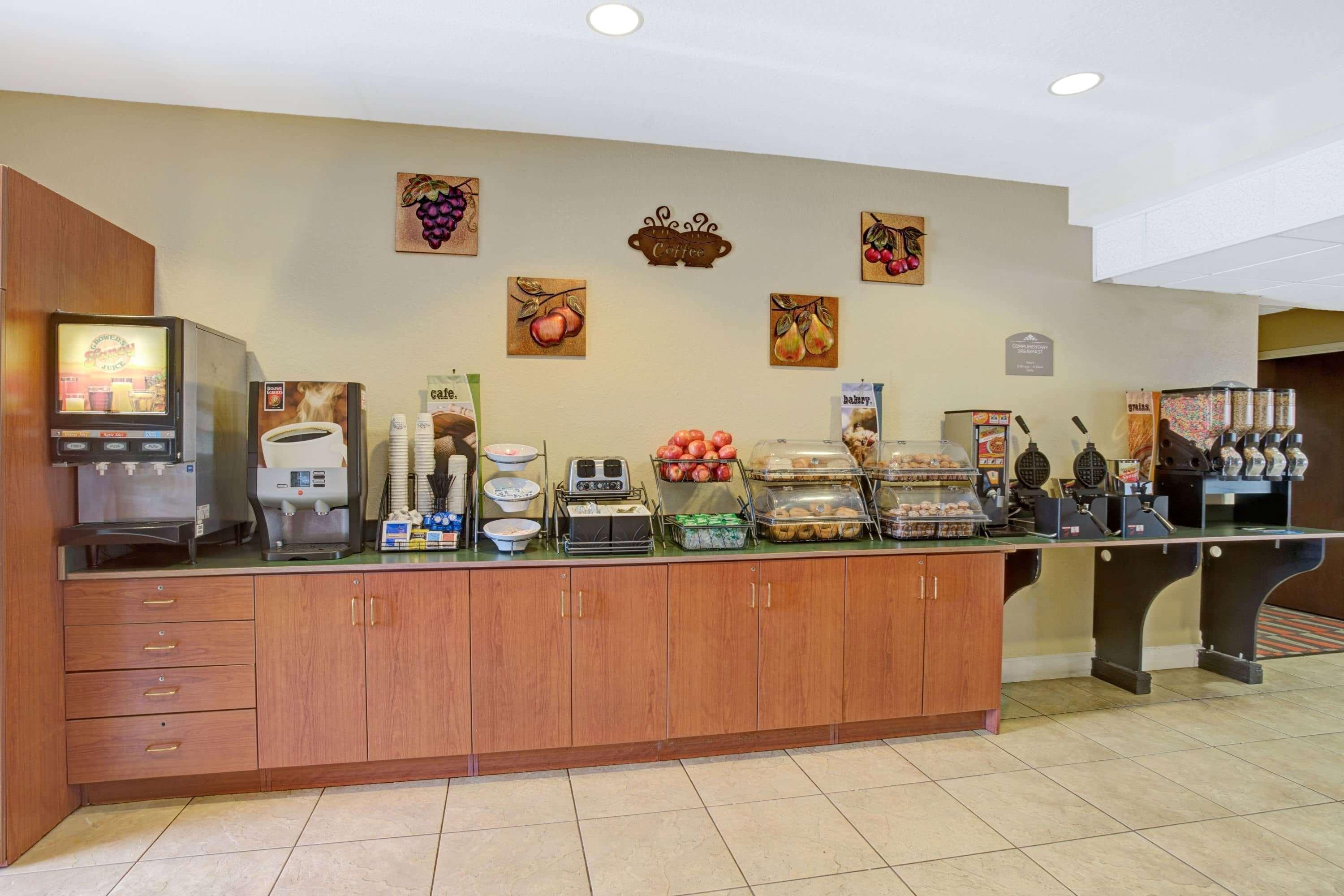 Microtel Inn & Suites By Wyndham Bushnell Exterior photo