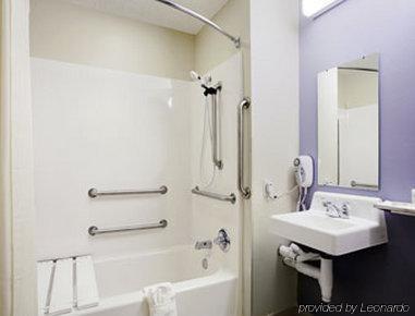 Microtel Inn & Suites By Wyndham Bushnell Room photo