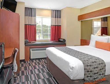 Microtel Inn & Suites By Wyndham Bushnell Exterior photo